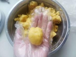 拿出来一块，用手捏拢些。