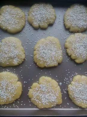 喷点水撒上芝麻。烤箱190度20分钟，最后几分钟看好烤箱黄了就行了。不要糊了。