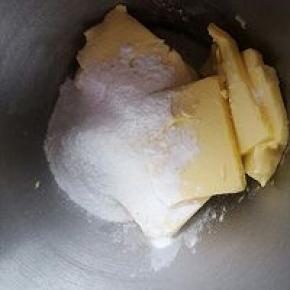 黄油提前室温软化，软化好的黄油用手轻轻一按就会凹陷。黄油加入糖粉，搅拌一下