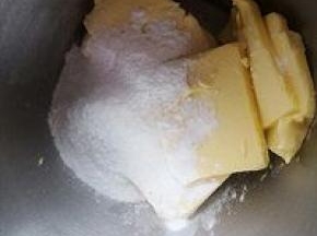 黄油提前室温软化，软化好的黄油用手轻轻一按就会凹陷。黄油加入糖粉，搅拌一下