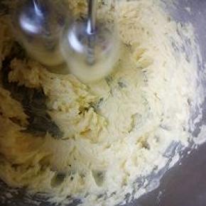 开动打蛋器，中高速打发