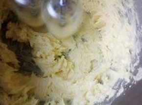 开动打蛋器，中高速打发