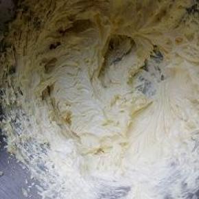 三四分钟黄油就打好了，明显颜色要浅体积膨胀.分次加入室温牛奶，