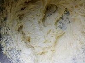 三四分钟黄油就打好了，明显颜色要浅体积膨胀.分次加入室温牛奶，