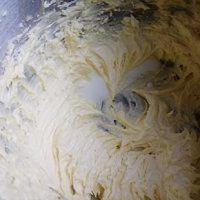 每加一次都要搅拌均匀才能加下一次。加完牛奶后颜色更浅