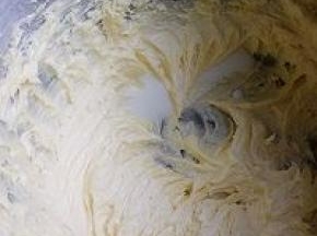 每加一次都要搅拌均匀才能加下一次。加完牛奶后颜色更浅