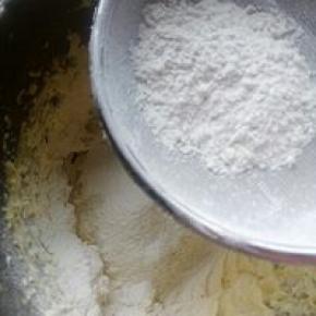 筛入低筋面粉轻轻压拌，