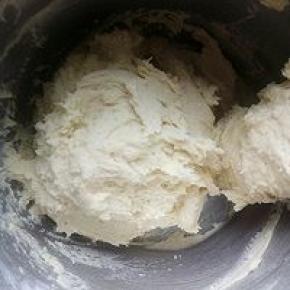 拌匀后的面糊还是很轻盈，蓬松的