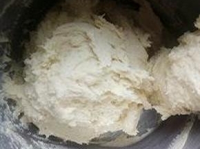 拌匀后的面糊还是很轻盈，蓬松的