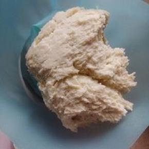 准备裱花袋，一个杯子，喜欢的花嘴。把裱花袋装在杯子上。，装杯子的时候不要太多啊，手温高，容易化。