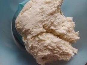 准备裱花袋，一个杯子，喜欢的花嘴。把裱花袋装在杯子上。，装杯子的时候不要太多啊，手温高，容易化。