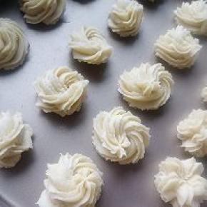 在不粘烤盘上挤出喜欢的花型