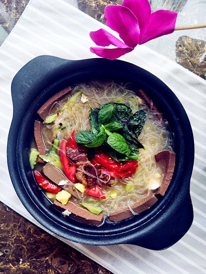 鸭血咸蛋粉丝汤