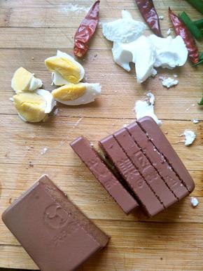 鸭血洗干净切片，咸蛋切块。