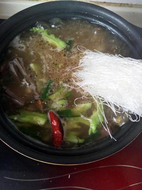 加适量开水，放入粉丝。