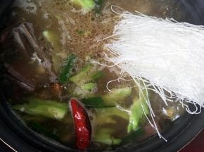 加适量开水，放入粉丝。