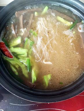 中火煮粉丝软烂。放入咸蛋，加少许盐，鸡精调味。