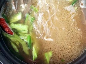 中火煮粉丝软烂。放入咸蛋，加少许盐，鸡精调味。