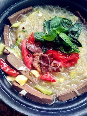 放入切片的西红柿和薄荷，一锅美味的鸭血粉丝汤诞生了。