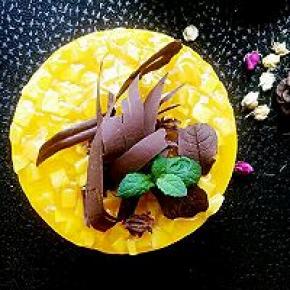 用巧克力做了粗框的装饰。