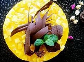 用巧克力做了粗框的装饰。