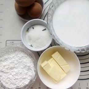 准备材料，黄油软化备用。香草夹用料理机打碎。