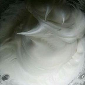 先分蛋，蛋清加60克糖打到硬性发泡