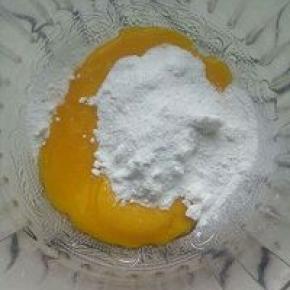 蛋黄加入剩余的香草糖，打至颜色变浅黄