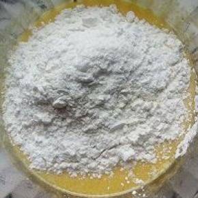 .筛入低筋面粉快速搅拌无干粉。