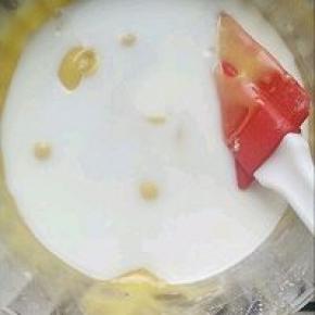 面糊里分次加入牛奶，每次搅拌均匀在加下一次