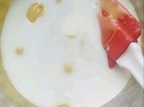 面糊里分次加入牛奶，每次搅拌均匀在加下一次