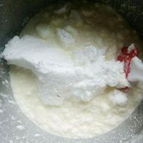 蛋白分三次画圈搅拌切记，画圈，画圈。