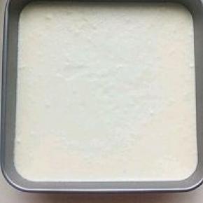 把像稀汤一样的面糊倒入模具。我用的是阳晨八寸方盘。