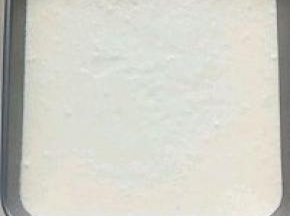 把像稀汤一样的面糊倒入模具。我用的是阳晨八寸方盘。