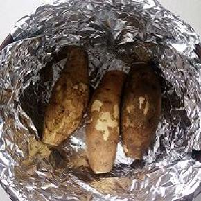 坤博锅到了好几天了，今天才有时间去买了红薯。说明书介绍在锅里放入烧烤架，锡纸覆盖整个内胆并延展到锅外，我没有放烤架直接放一层锡纸。放入三个地瓜，盖上锅盖。