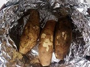 坤博锅到了好几天了，今天才有时间去买了红薯。说明书介绍在锅里放入烧烤架，锡纸覆盖整个内胆并延展到锅外，我没有放烤架直接放一层锡纸。放入三个地瓜，盖上锅盖。