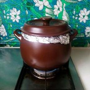 大火烤7.8分钟后有了焦味，《忘记翻面这是事了》赶紧把红薯翻面，害怕锅底有印子赶快又加了两层锡纸进去，共用时间是半个小时，明显比烤箱时间快多了。中间记得要来回翻面。关火后让锅内自然温度在闷一会。《实验证明有了烤架会更好点，红薯不会烤焦或者加多锡纸都可以的》。