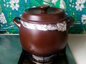 大火烤7.8分钟后有了焦味，《忘记翻面这是事了》赶紧把红薯翻面，害怕锅底有印子赶快又加了两层锡纸进去，共用时间是半个小时，明显比烤箱时间快多了。中间记得要来回翻面。关火后让锅内自然温度在闷一会。《实验证明有了烤架会更好点，红薯不会烤焦或者加多锡纸都可以的》。