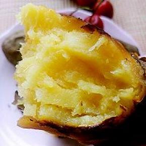 经过烘烤的地瓜味道比蒸的更甜，且有一股浓郁的香味，好吃甜糯的红薯来了。