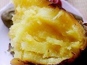 经过烘烤的地瓜味道比蒸的更甜，且有一股浓郁的香味，好吃甜糯的红薯来了。