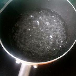 水烧开，加入布丁粉。