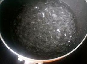 水烧开，加入布丁粉。