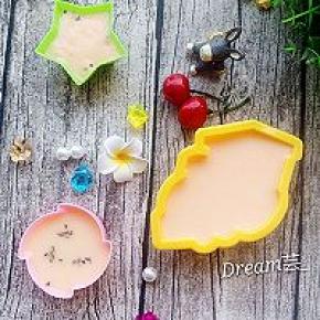 布丁液过筛装入喜欢模具。撒上干桂花。