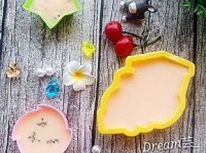 布丁液过筛装入喜欢模具。撒上干桂花。