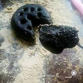 黄豆粉做煤球灰，粘上很好吃。