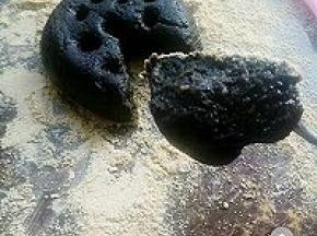 黄豆粉做煤球灰，粘上很好吃。