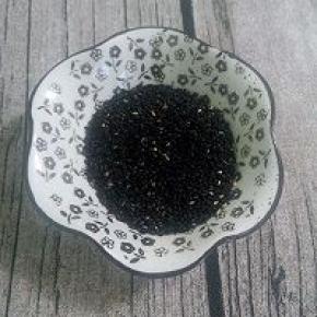 将黑芝麻放在锅中小火不停的翻炒,以免焦糊,炒至黑芝麻开始跳动的时候，听到爆声盛出放凉