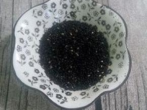 将黑芝麻放在锅中小火不停的翻炒,以免焦糊,炒至黑芝麻开始跳动的时候，听到爆声盛出放凉