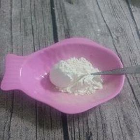 将糯米粉放在锅中，小火不停的翻炒到糯米粉微微发黄盛出