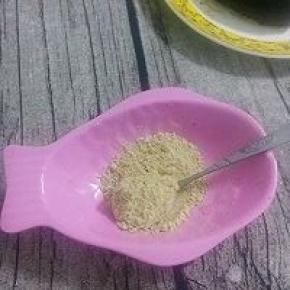 .黄豆炒熟打粉。不喜欢黄豆粉的可以不加。我炒好的黄豆粉很多。就用上了。沾上黄豆粉煤球吃起来格外香。